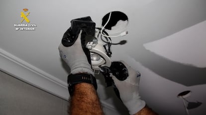 Cámara oculta en el techo del baño de uno de los detenidos. 