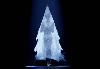 Un modelo en el desfile de Jean Paul Gaultier.