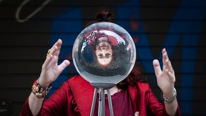 L'artista Eugènia Balcells al seu taller de Barcelona.