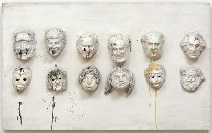 Primavera de 1963. Pintura y máscaras sobre panel de madera. 122,5 x 198 x 21 cm.