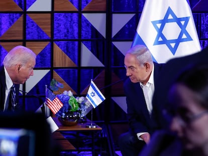 El presidente de Estados Unidos, Joe Biden, habla con el primer ministro israelí, Benjamín Netanyahu, este miércoles en Tel Aviv.