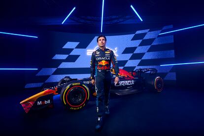 Checo Pérez, antes de la temporada 2024, durante una sesión de fotos con Red Bull.