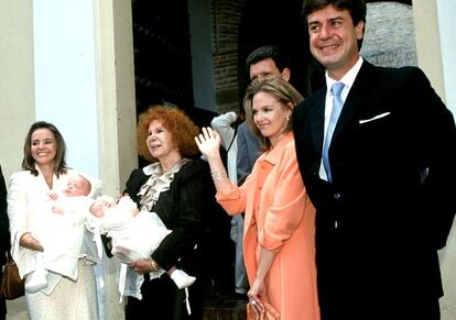 Bautizo de Luis y Amina Mart&iacute;nez de Irujo Casanova, nietos de la duquesa de Alba e hijos de Cayetano y Genoveva Casanova, en octubre de 2001. En la imagen, de izda a dcha, Denise Casanova con Luis Mart&iacute;nez de Irujo en brazos, la duquesa de Alba con su nieta Amina en brazos, Genoveva Casanova y Cayetano Mart&iacute;nez de Irujo