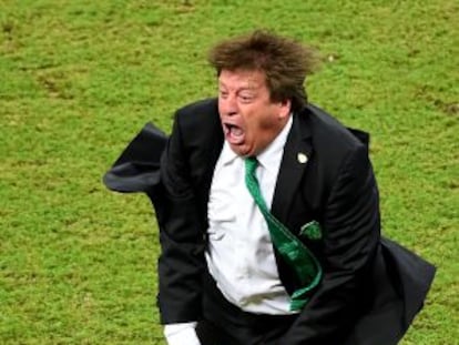 Miguel Herrera comemora um gol contra a Croácia.