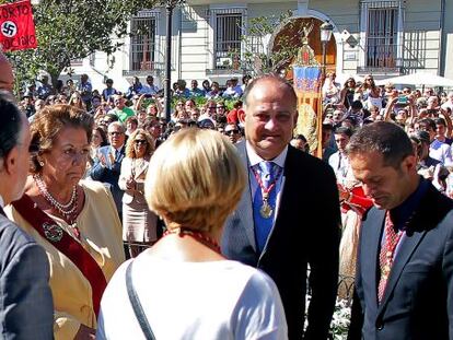 El presidente de la Generalitat, Alberto Fabra, junto a la alcaldesa de Valencia, Rita Barberá, que encabezaron la procesión cívica del 9 d'Octubre.