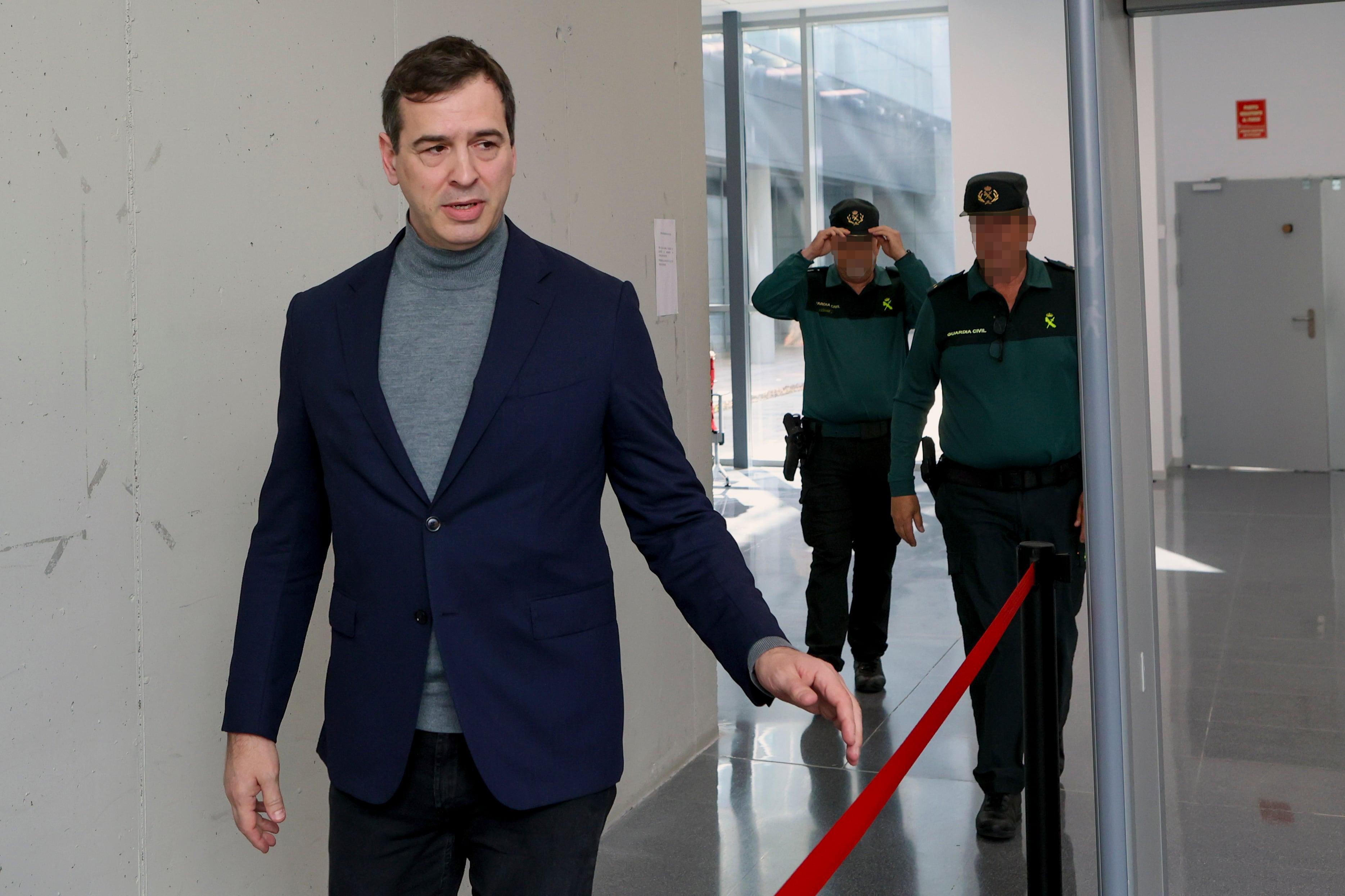 David Sánchez, hermano del presidente, abandona el pasado 25 de abril los juzgados de Badajoz tras declarar por segunda vez como imputado ante la magistrada que instruye el caso sobre las supuestas irregularidades de su contratación por la Diputación Prov