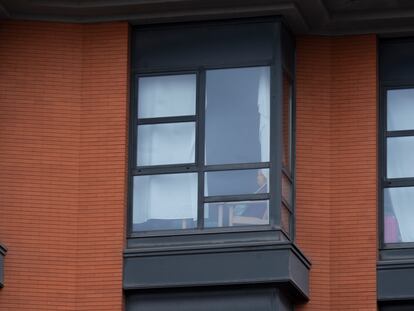 Una anciana mira por la ventana en la residencia Monte Hermoso de Madrid.