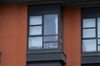 Una anciana mira por la ventana en la residencia Monte Hermoso de Madrid.