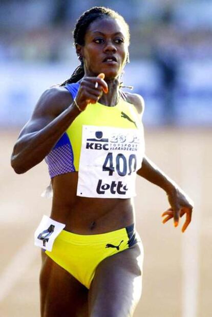 Merlene Ottey, durante una prueba de 400 m, en Bélgica (2000).