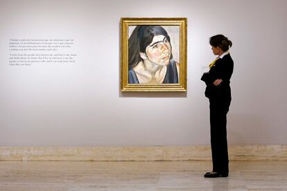 Una trabajadora observa el cuadro 'Cabeza de muchacha', en el Museo Thyssen.