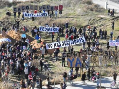 Protesta en diciembre en el solar reservado para un centro de salud, junto a la parcela donde se construye la gasolinera.