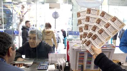 Una persona compra un décimo a tres días de que se celebre el Sorteo Extraordinario de Navidad 2016.