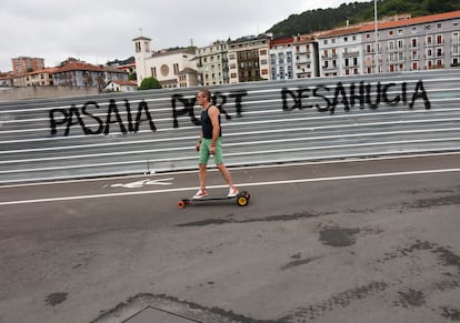 Una pintada en Pasaia en contra de los desahucios del puerto.