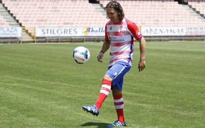 Manuel Iturra, en su presentación con el Granada. El centrocampista chileno, de 29 años, ha declarado que su nuevo destino le daba "estabilidad y tranquilidad" frente a la "cierta incertidumbre" del Málaga, club del que procede y con el que decidió no renovar.