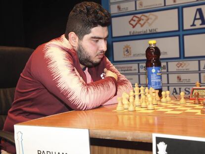 Parham Maghsoodloo, durante la primera partida de la semifinal contra Jaime Santos
