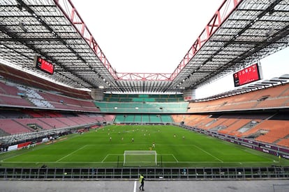 Partido de la Serie A disputado entre el Milan y el Génova a puerta cerrada en el estadio de San Siro. 