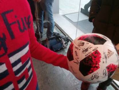 Un balón firmado por todas las jugadoras a una aficionada.