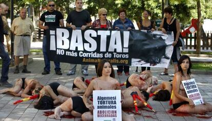 Protesta contra las corridas de toros en Algemes&iacute; (Valencia), en 2009.