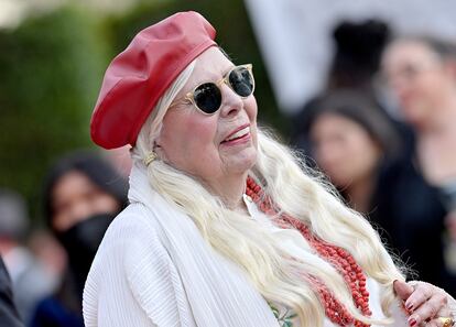 Joni Mitchell acude a los Premios Grammy en abril de 2022 vestida de Issey Miyake.