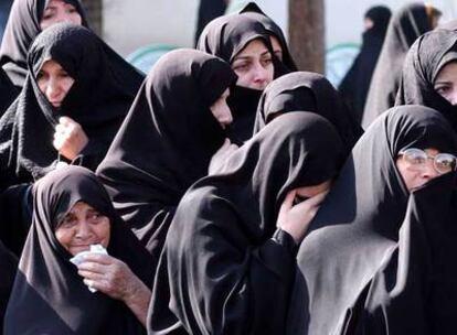 Un grupo de mujeres iraníes asisten a un funeral en Nishabur.