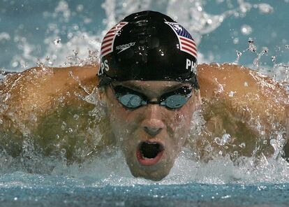 Phelps durante los 200m estilos de Atenas 2004.