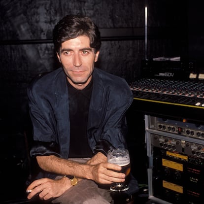 September, 1988. Spain. Portrait of the songwriter Joaquin Sabina with a beer.  (Photo by JMN/Cover/Getty Images)