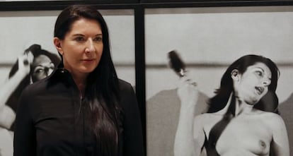 Marina Abramovic, ante una de sus obras en Málaga.