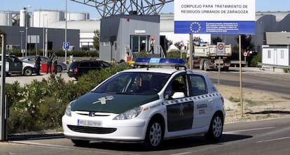 Un coche de la Guardia Civil sale de la planta, este jueves.