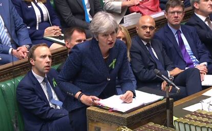 La primera ministra de Reino Unido, Theresa May, durante la sesión de control de este miércoles en el Parlamento británico