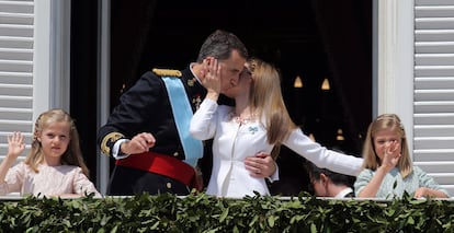 Los Reyes de España junto a sus hijas salen al balcón del Palacio Real.