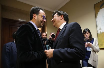 Antonio Hernando conversa amb el portaveu del PP José Antonio Bermúdez aquest matí.