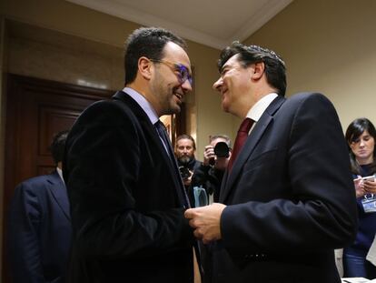 Antonio Hernando conversa con el portavoz del PP Jos&eacute; Antonio Berm&uacute;dez, esta ma&ntilde;ana.
 