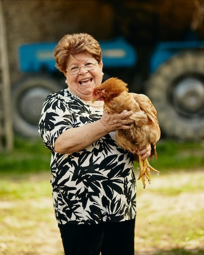 Leondina Micolucci nació en los Abruzos. Su familia se mudó cuando ella tenía 14 años a la región de Faenza huyendo de la pobreza. Durante años, estuvo preparando sus especialidades (hasta 50 kilos) para restaurantes. Aquí, con una de sus gallinas 'romagnola'.