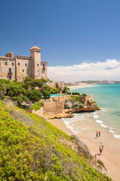 Cala Jovera, a los pies del castillo de Tamarit (Tarragona).