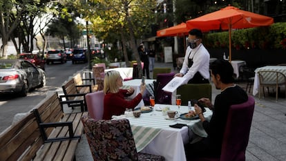 Dos clientes, en la terraza de un restaurante de la capital. 
