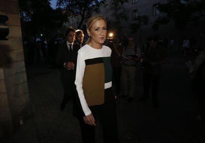 La delegada del Gobierno en Madrid Cristina Cifuentes a su llegada a la capilla ardiente donde han sido trasladados los restos mortales del presidente de El Corte Inglés Isidoro Álvarez.