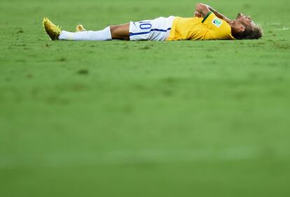 Neymar deitado no gramado após ser atingido nas costas.