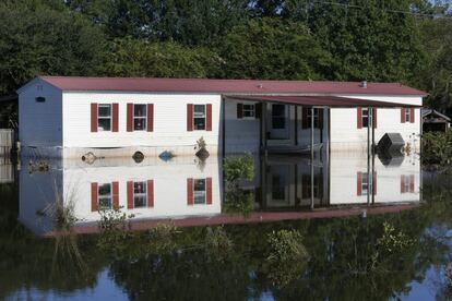 El agua rodea una de las casas afectadas por la inundación, en St. Amant, Luisiana (EE.UU).