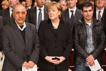Merkel, junto al padre y un hermano de uno de los asesinados.