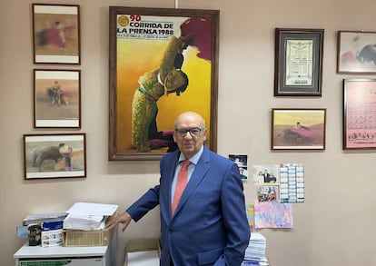 Juna Caño, presidente de la Asociación de la Prensa de Madrid, junto a uno de los carteles de la corrida.