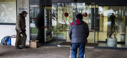 Ancianos a la entrada del ambulatorio de atencion primaria de Fontiñas, en Santiago de Compostela.