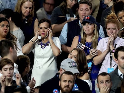 Seguidores dem&oacute;cratas siguen en Nueva York el recuento de votos.