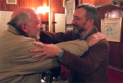 Arturo Pérez-Reverte es felicitado por Álvaro de Luna ayer en el Café Gijón de Madrid.