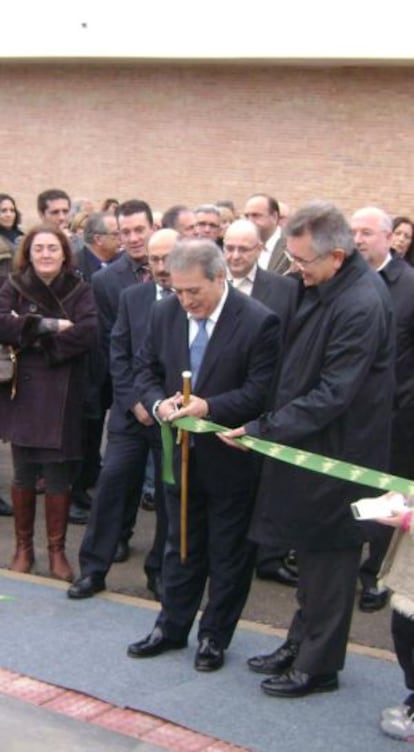 El expresidente de la Diputación Alfonso Rus, con una vara en la mano, inaugura una obra en Vallada junto al exalcalde Fernando Giner.