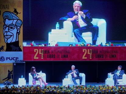 El premio Nobel de Literatura Mario Vargas Llosa junto a la escritora Patricia del Río y Sergio Ramírez durante la Feria Internacional del Libro de Lima.