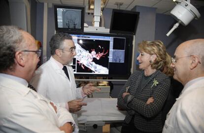 Esperanza Aguirre, durante su visita al hospital Nuestra Señora del Rosario de la capital.