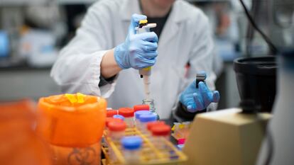 Un investigador realiza pruebas para buscar una vacuna contra la covid-19 en un laboratorio de Nueva Jersey.
