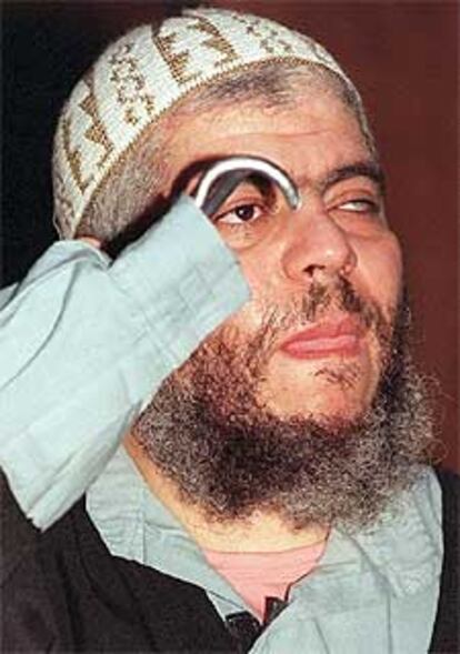 El clérigo radical británico Abu Hamza, en una imagen de 1999.
/ EFE