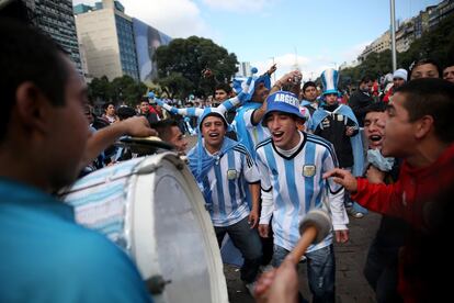 Ambiente de feriado nas ruas do Rio que se encheram de torcedores das seleções argentina e alemã.