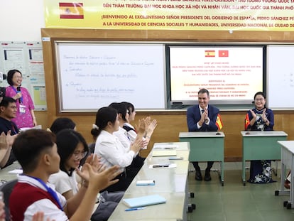 El presidente del Gobierno, Pedro Sánchez, durante el encuentro mantenido con estudiantes de la licenciatura de español, en la Universidad de Ho Chi Minh (Vietnam), este miércoles.
